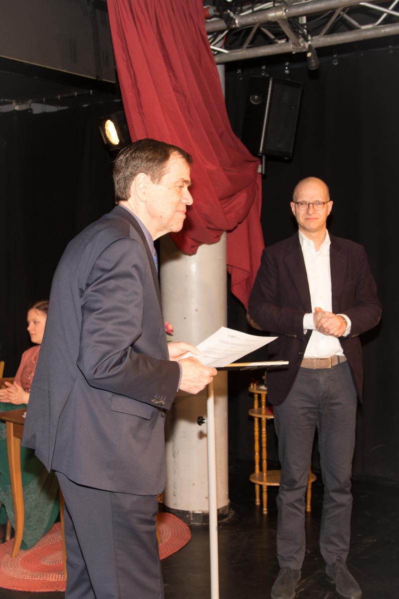Zwei Referenten auf der Bühne beim 52. Symposium in Eisenach